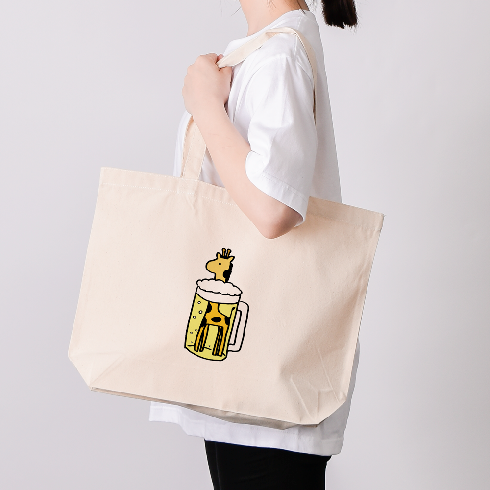「Mサイズじゃ物足りないけど、Lサイズは大きすぎる…。」そんな悩みを解決!
Lサイズをコンパクトにしたトートバッグ Wサイズ。
A3サイズが横にすっぽり入る大容量。浅めの作りなので中身が取り出しやすく便利!