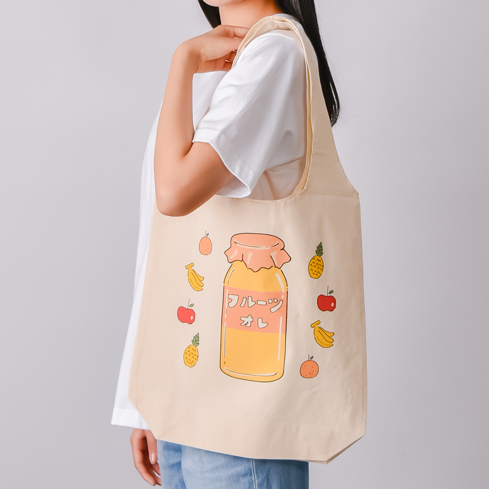 オーガニック素材ならではのナチュラルで優しい風合いが特長のマルシェバッグ。
薄くて軽いので、折り畳んで手持ちのバッグに入れておけば、お買い物の際エコバッグとして活躍してくれます!
Tシャツトリニティの一押しアイテムです。