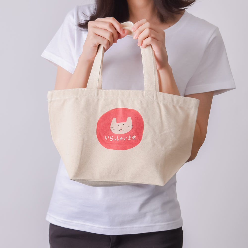 お弁当を入れるランチバッグとしてももちろん、ちょっとしたお出かけにミニトートとして使うのもおすすめ!
小さく折り畳めるので、サブバッグとしても使えますよ。