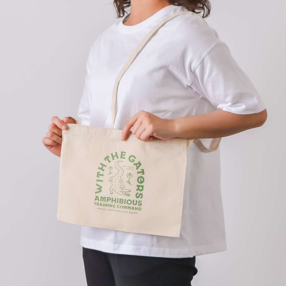 ちょっとしたお出かけにピッタリ!
1つあると便利な、定番のサコッシュ。マチがなく、薄さと小ささが魅力です。
コンパクトな見た目ですが、B5サイズがすっぽり入りますよ!